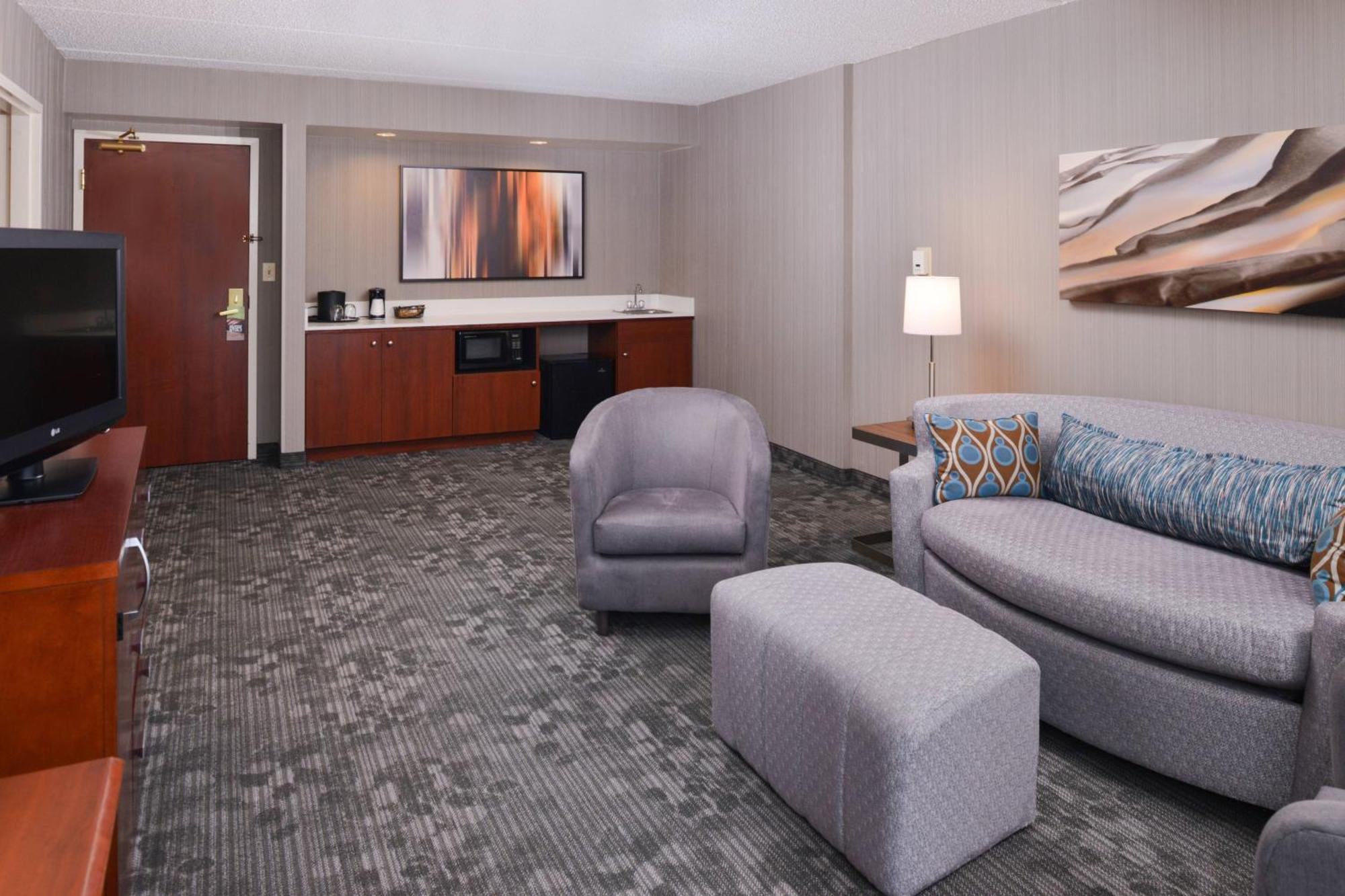 Courtyard By Marriott Charlotte Hotel